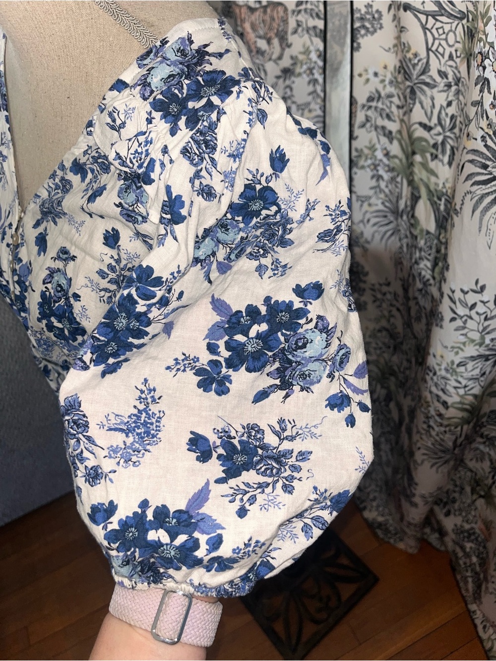 Cupcakes and cashmere Blue Floral Tie-Front Women's Crop Top linen blend small - Picture 5 of 6